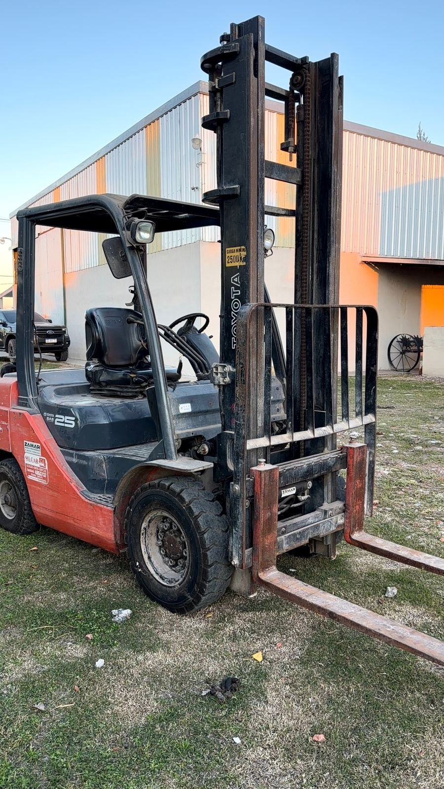 Autoelevador TOYOTA usado naftero